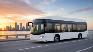 Autobús expreso cruza un puente sobre Tampa Bay al amanecer