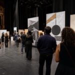 Visitantes recorren una exposición de arte contemporáneo instalada en un teatro de Tampa