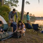Familia prepara equipo de pesca y campamento junto a un lago de Florida