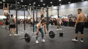 Atletas compitiendo en una exposición deportiva bajo techo en Tampa