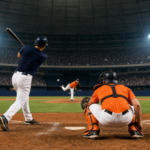 Bateador y receptor durante un partido de béisbol en estadio cubierto