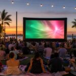 Público disfruta una función de cine al aire libre junto al agua en Tampa
