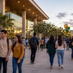 Estudiantes caminan por un campus universitario en Tampa