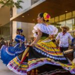 Familias disfrutan una presentación artística al aire libre en Tampa