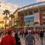 Aficionados llegan a un estadio de fútbol americano en Tampa