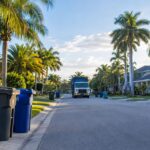 Camión de recolección de basura en un vecindario de Tampa