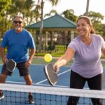 Adultos mayores juegan pickleball en un parque de Tampa Bay