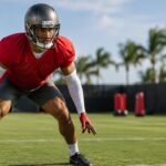 Jugador de fútbol americano practica en un campo de Tampa Bay