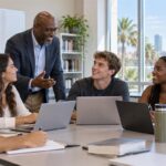 Profesores y estudiantes colaboran en un aula universitaria de Tampa