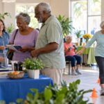 Adultos mayores y cuidadores participan en una actividad de bienestar