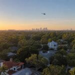 Helicóptero sobre un vecindario de Tampa durante control de mosquitos